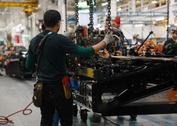 Daimler Truck North America Provides Second Life to Commercial Vehicle Batteries