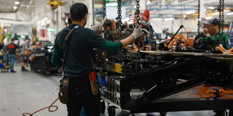 Daimler Truck North America Provides Second Life to Commercial Vehicle Batteries